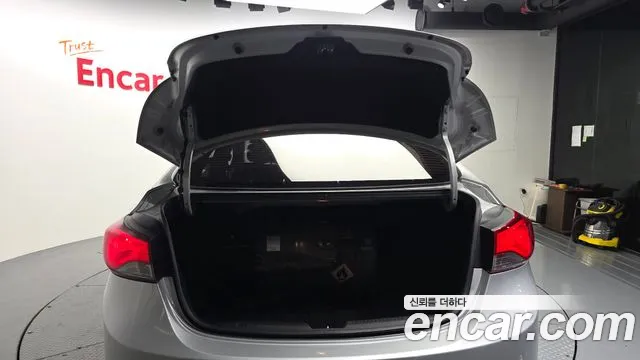 Hyundai AVANTE 2016 — фото 18