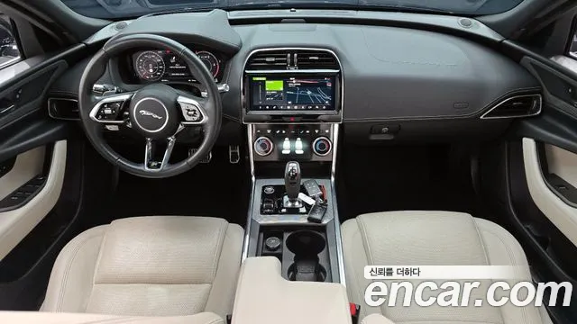 Jaguar XE 2020 — фото 1