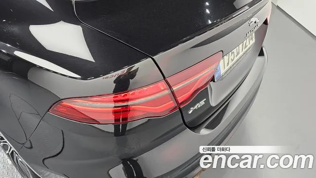 Jaguar XE 2020 — фото 6