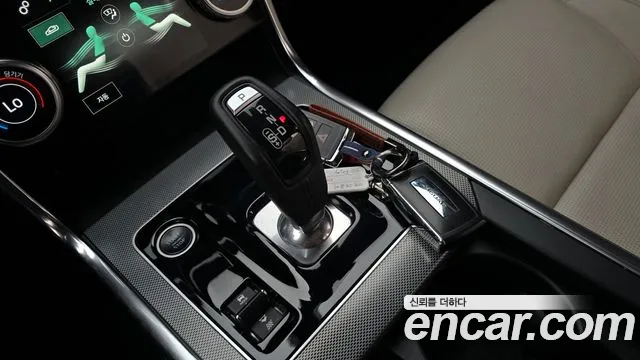 Jaguar XE 2020 — фото 12