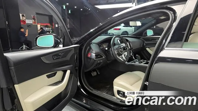 Jaguar XE 2020 — фото 13