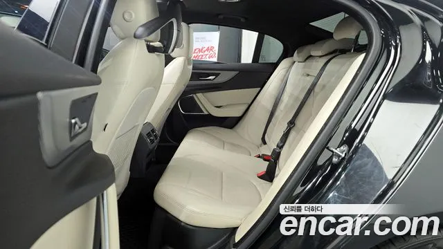 Jaguar XE 2020 — фото 17