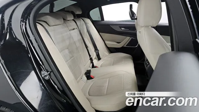 Jaguar XE 2020 — фото 18