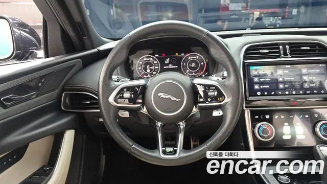Jaguar XE 2020 — фото 19