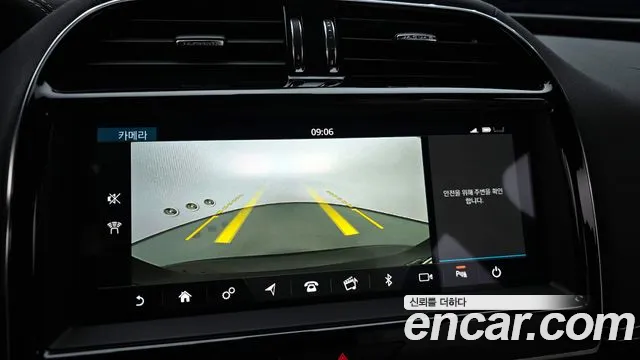 Jaguar XE 2020 — фото 20
