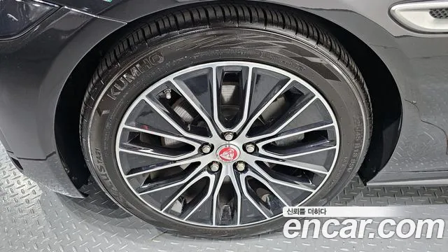 Jaguar XE 2020 — фото 7