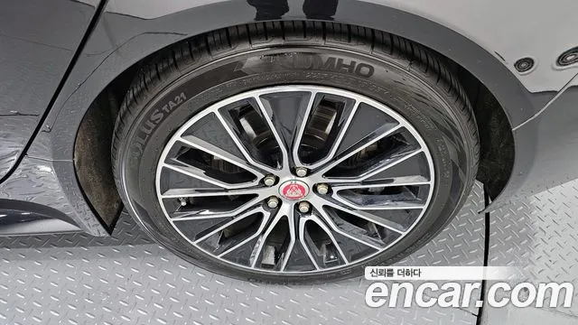 Jaguar XE 2020 — фото 8