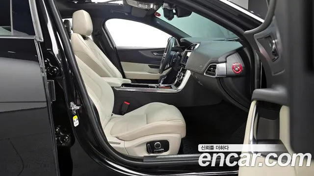 Jaguar XE 2020 — фото 16