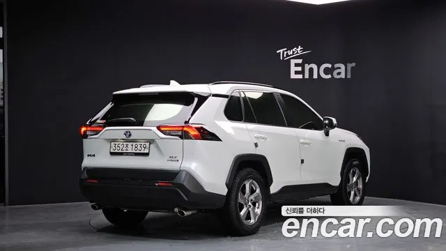 Toyota RAV4 2021 — фото 1