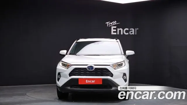 Toyota RAV4 2021 — фото 2
