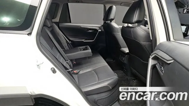 Toyota RAV4 2021 — фото 16
