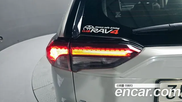Toyota RAV4 2021 — фото 8