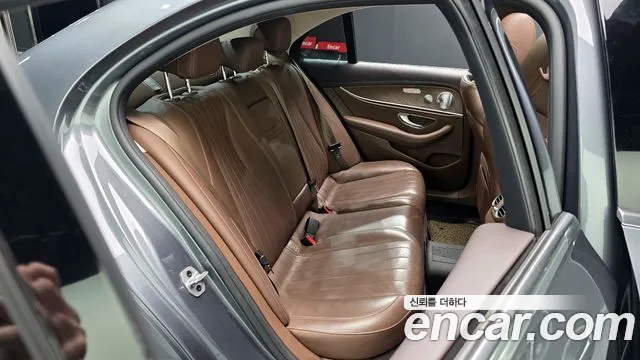 Mercedes-Benz E-Class 2019 — фото 17
