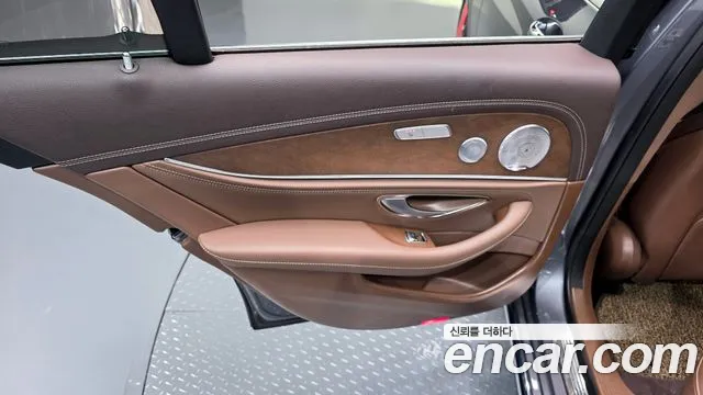 Mercedes-Benz E-Class 2019 — фото 15