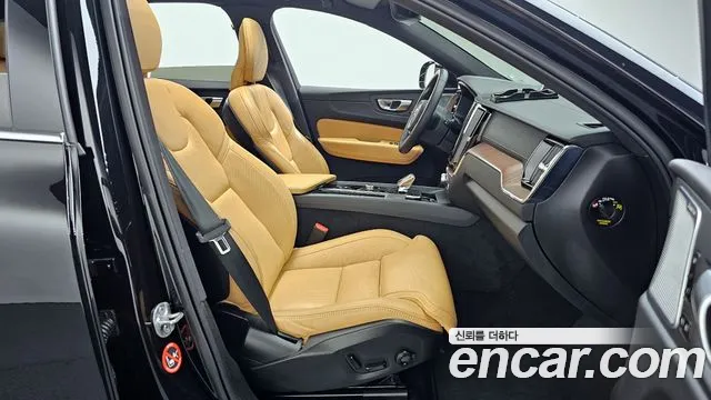 Volvo XC60 2023 — фото 11