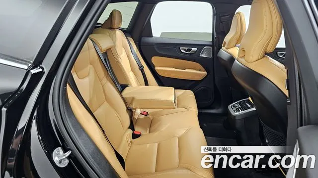 Volvo XC60 2023 — фото 12