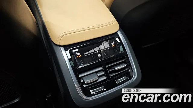 Volvo XC60 2023 — фото 18