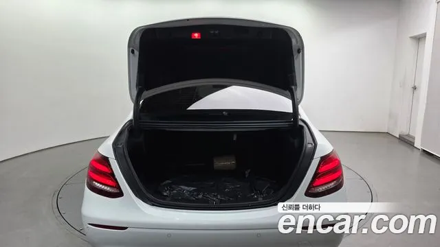Mercedes-Benz E-Class 2019 — фото 20