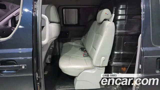 Hyundai Starex 2019 — фото 16