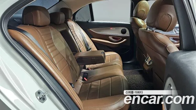Mercedes-Benz E-Class 2019 — фото 18
