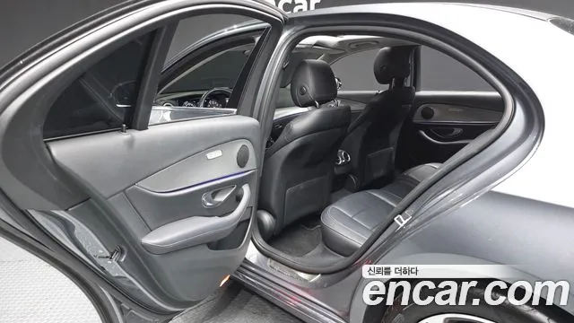 Mercedes-Benz E-Class 2019 — фото 16