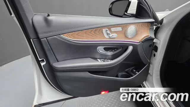 Mercedes-Benz E-Class 2023 — фото 14