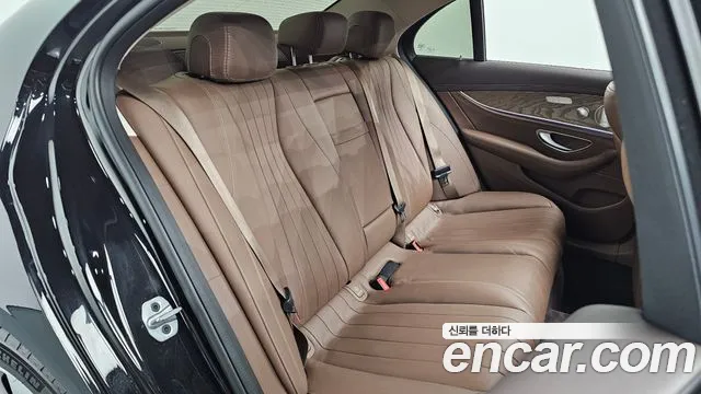 Mercedes-Benz E-Class 2019 — фото 18