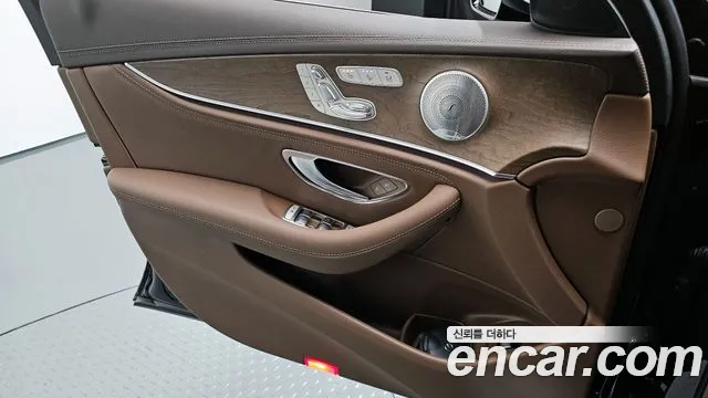 Mercedes-Benz E-Class 2019 — фото 14