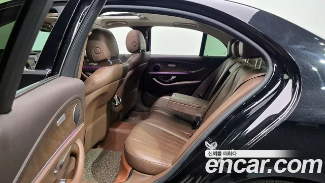 Mercedes-Benz E-Class 2019 — фото 16