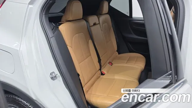 Volvo XC40 2021 — фото 17