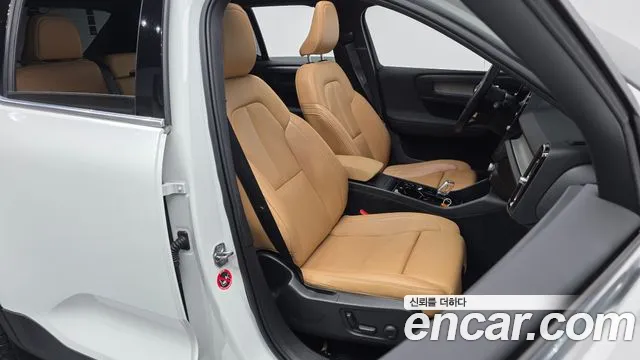 Volvo XC40 2021 — фото 18