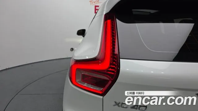 Volvo XC40 2021 — фото 9