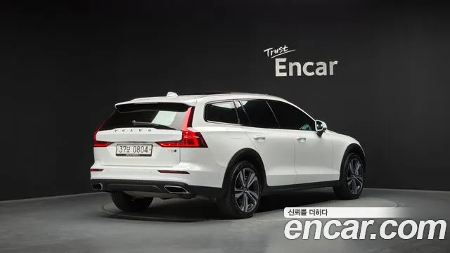 Volvo V60 2019 — фото 2
