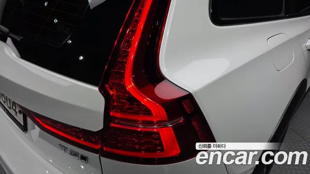 Volvo V60 2019 — фото 9
