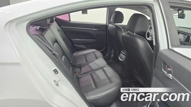 Hyundai AVANTE 2018 — фото 11
