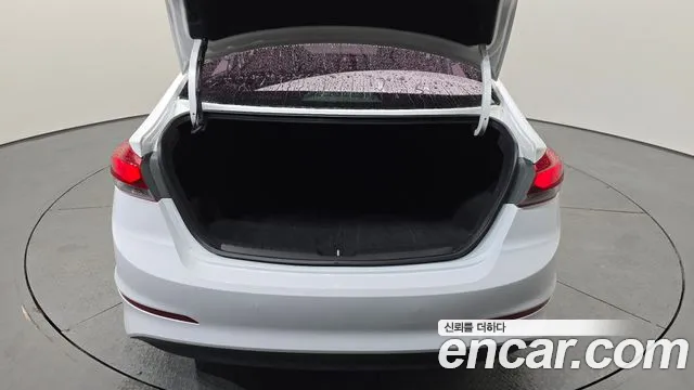Hyundai AVANTE 2018 — фото 18