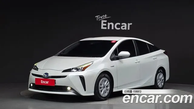 Toyota Prius 2022 — фото 1