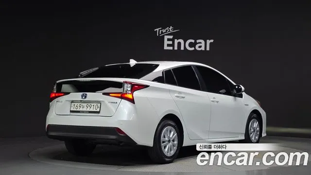 Toyota Prius 2022 — фото 2