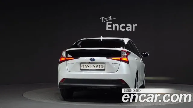 Toyota Prius 2022 — фото 4