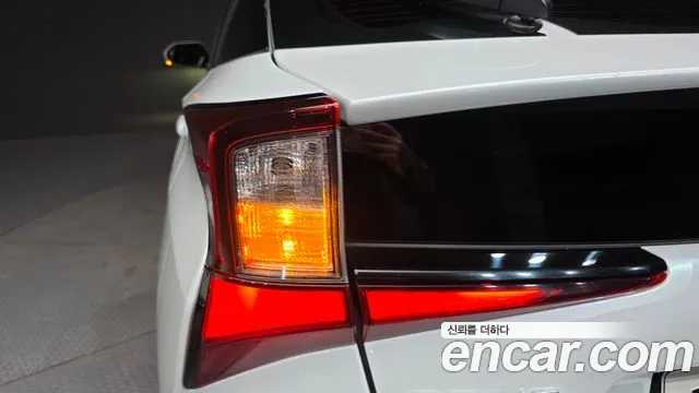 Toyota Prius 2022 — фото 9