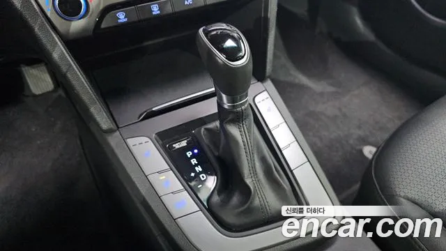 Hyundai AVANTE 2016 — фото 12
