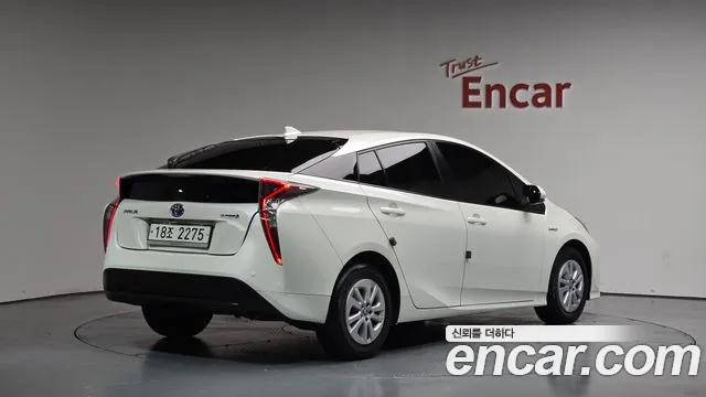 Toyota Prius 2018 — фото 1