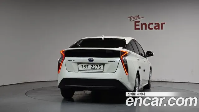 Toyota Prius 2018 — фото 3