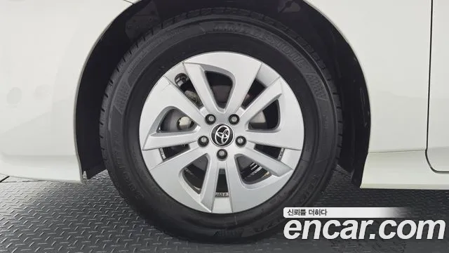 Toyota Prius 2018 — фото 4