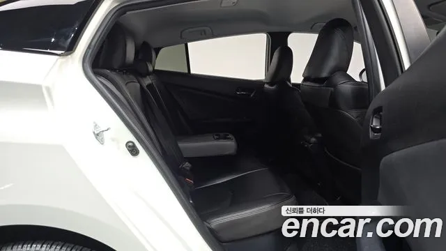 Toyota Prius 2018 — фото 17