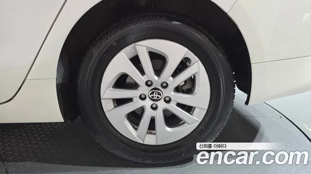 Toyota Prius 2018 — фото 6
