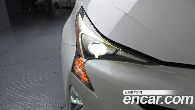 Toyota Prius 2018 — фото 7