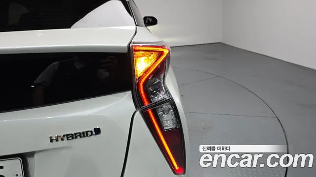 Toyota Prius 2018 — фото 8