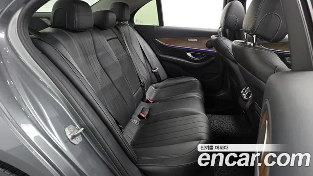 Mercedes-Benz E-Class 2017 — фото 11