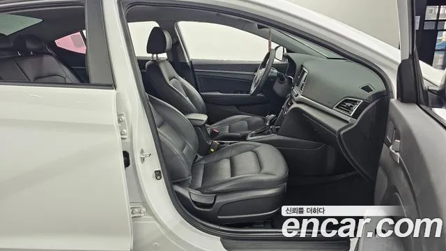 Hyundai AVANTE 2018 — фото 11
